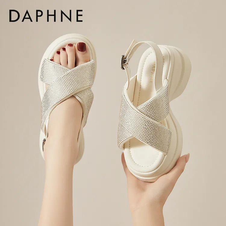 达芙妮水钻厚底凉鞋女款2025新款夏季外穿白色一字带罗马沙滩鞋女