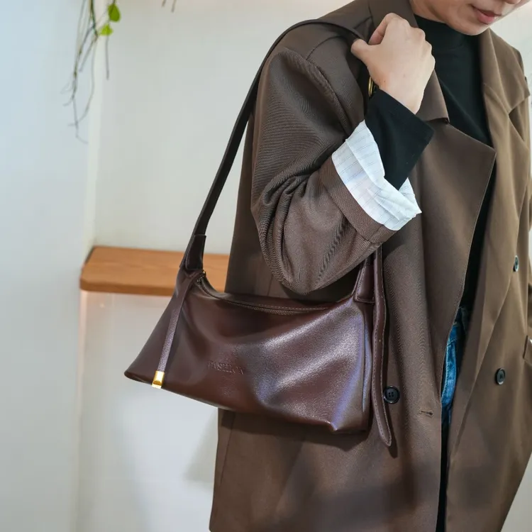 ins斜挎包包女2025新款潮时尚复古饺子包小众质感单肩腋下包