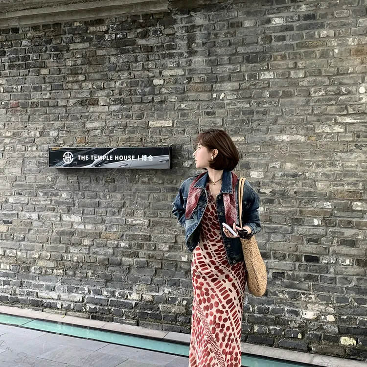 一眼明艳超显白女神感港风美人斜裁完美身材飘飘连衣裙w1141l2