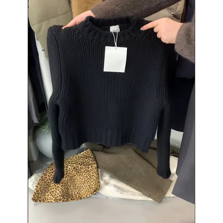 时尚气质黑色圆领针织毛衣女款秋冬季2025新款显瘦舒适百搭打底衫