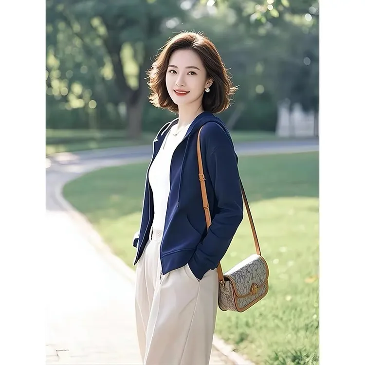 今年流行的爆款减龄漂亮洋气蓝色卫衣短款外套2025年开春新款女装