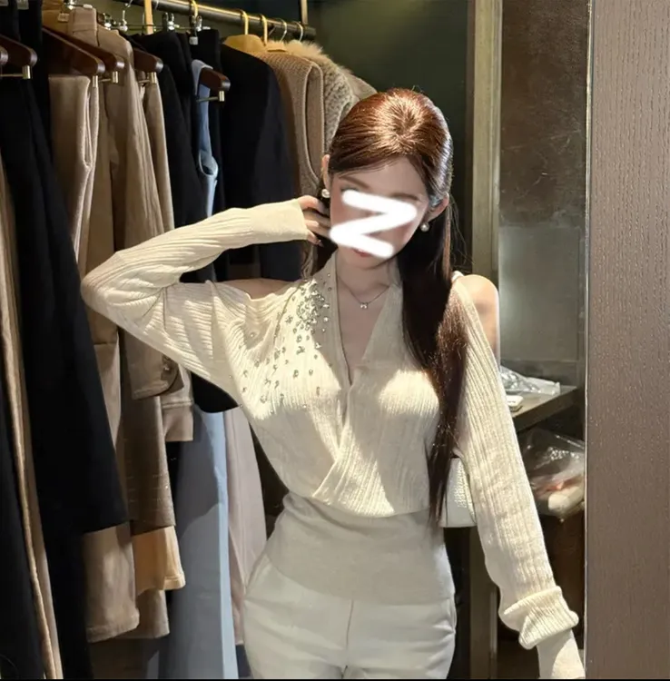 秋冬新款纯欲风烫钻V领露肩针织衫修身显瘦气质长袖内搭上衣