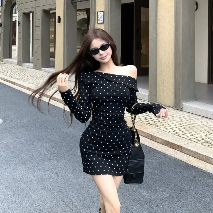 御姐风辣妹性感斜肩波点连衣裙2025秋季高级感气质修身包臀短裙子