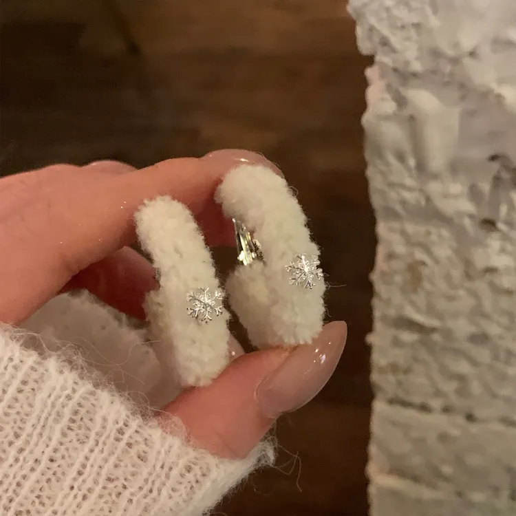 秋冬雪花毛绒圈圈耳环女高级感耳圈超仙绝美耳饰