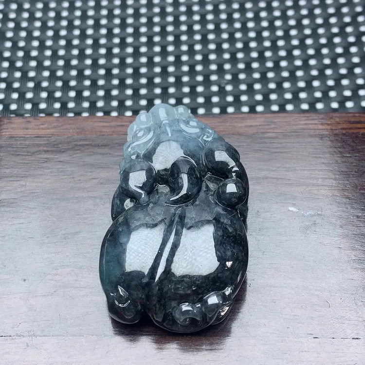 缅甸翡翠天然A货冰透乌鸡料黑白特色貔貅挂件吊坠俏色精雕精美