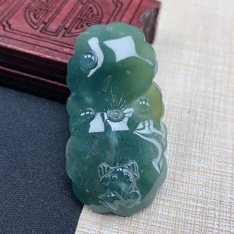 优惠纯天然A货翡翠老坑料精雕飘花蓝绿色呱呱来财小吊坠