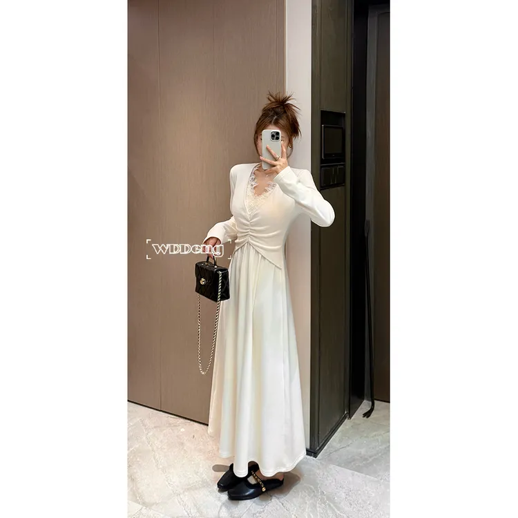 王等等【初雪】2025秋冬原创高密加绒保暖修身款连衣裙U225Q17968