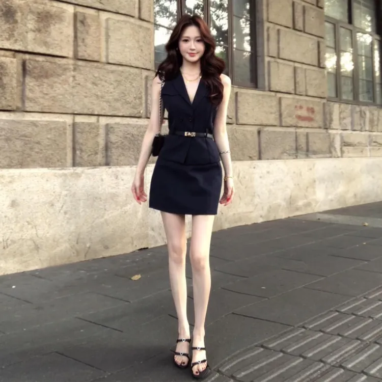 2025新款高级感西装v领无袖连衣裙子女夏季气质掐腰包臀短裙套装