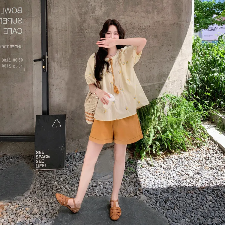 松弛感夏季穿搭气质套装女新款设计感绣花短袖上衣阔腿短裤两件套