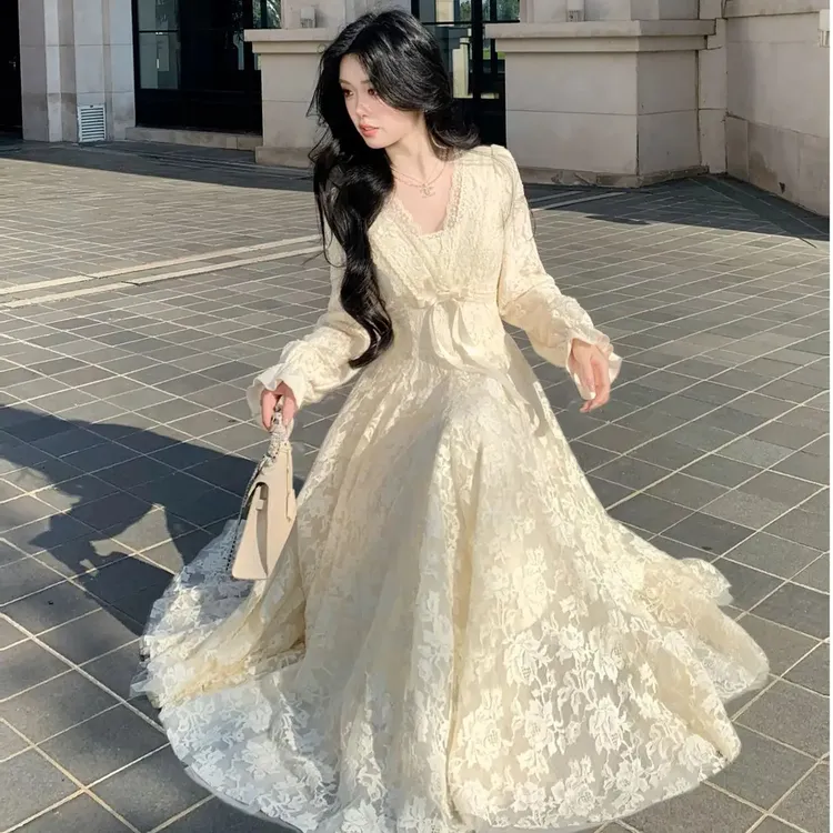 迷迭花园 法式纯欲v领蕾丝连衣裙2025秋冬新款收腰千金加绒蓬蓬裙