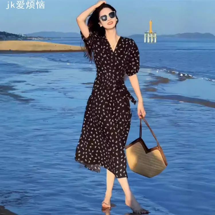 LACAH大码海边度假风小清新黑色碎花连衣裙女夏2024新款V领雪纺长