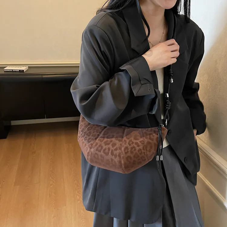 秋冬美拉德复古小包包女式2025新款牛角包百搭斜挎饺子包