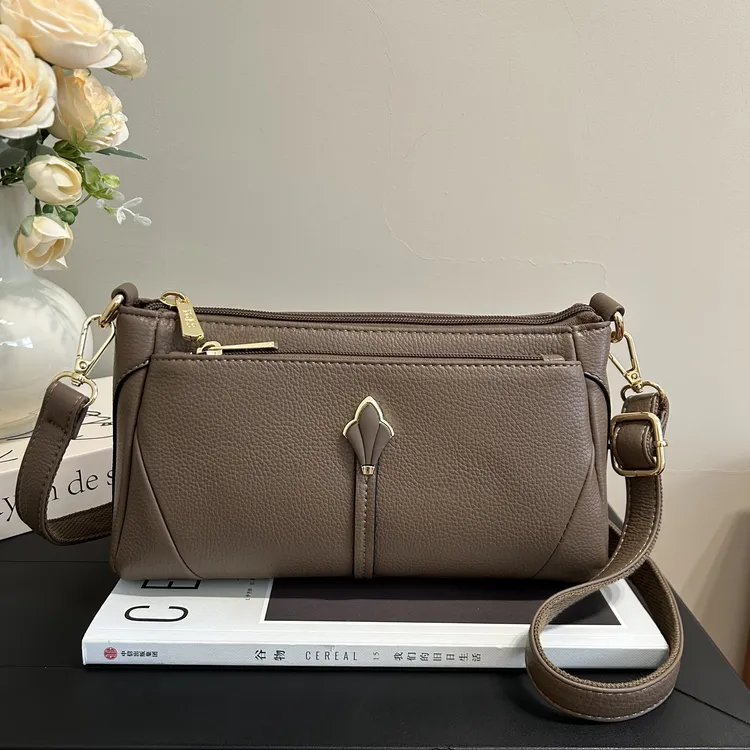 2025新款单肩腋下包包女爆款法棍包时尚简约风百搭女士真皮斜跨包