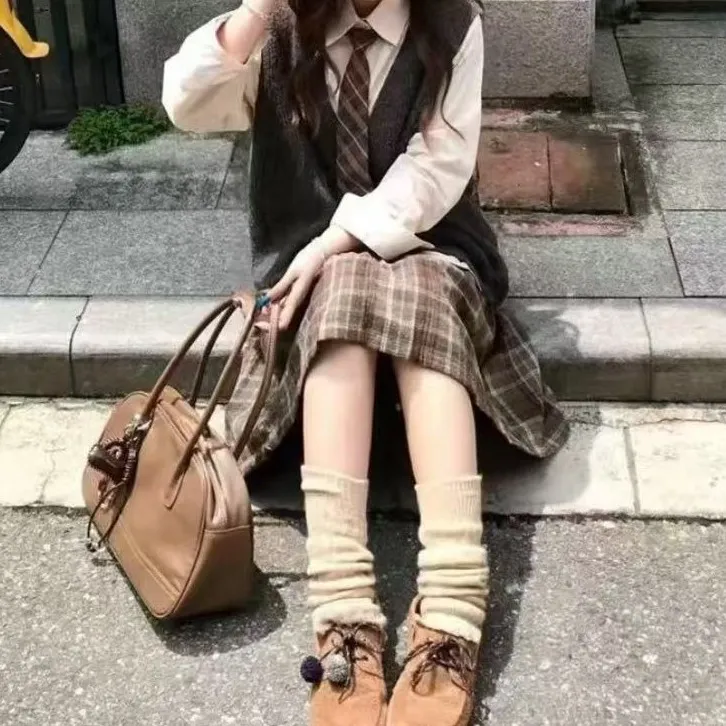 8832大码学院风复古衬衫搭配高腰百褶裙与港风马甲套装