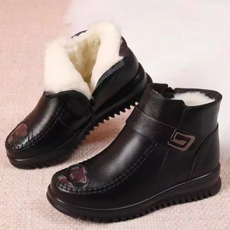 民族风软皮软底妈妈鞋2025冬季新款国风刺绣舒适中老年防滑短靴女