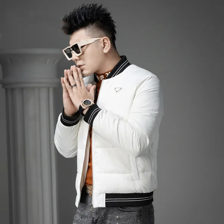 2025冬季新款时尚保暖白鸭绒防寒服外套男士潮牌徽章棒球领羽绒服