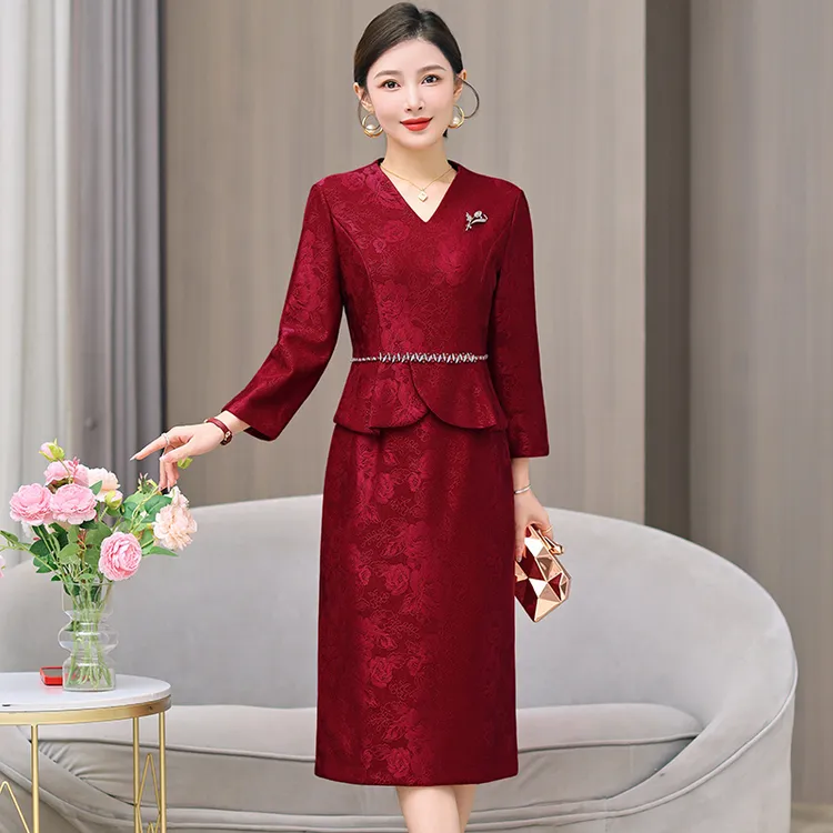 酒红色喜婆婆婚宴会礼服连衣裙2025新款秋冬中长款妈妈洋气质裙子