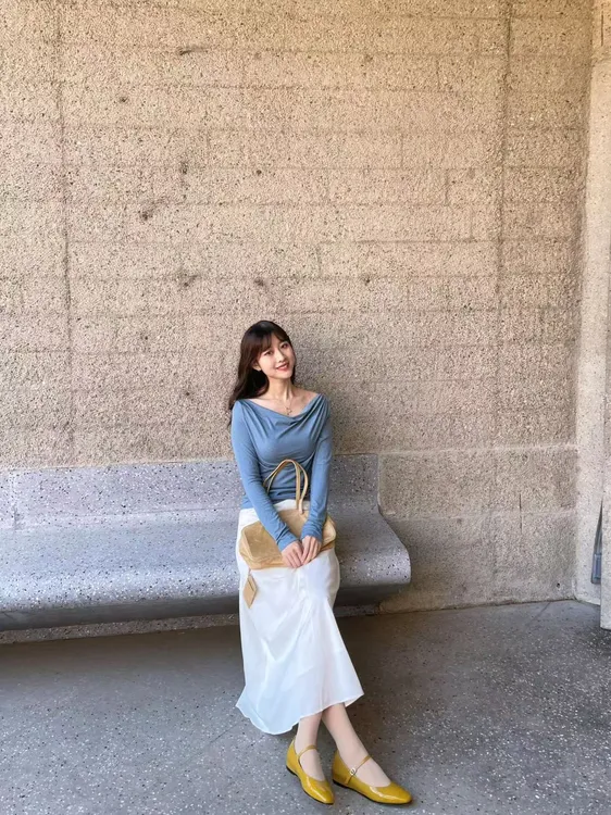 2025早春新款设计感斜领长袖恤女法式别致独特修身上衣百搭半身裙