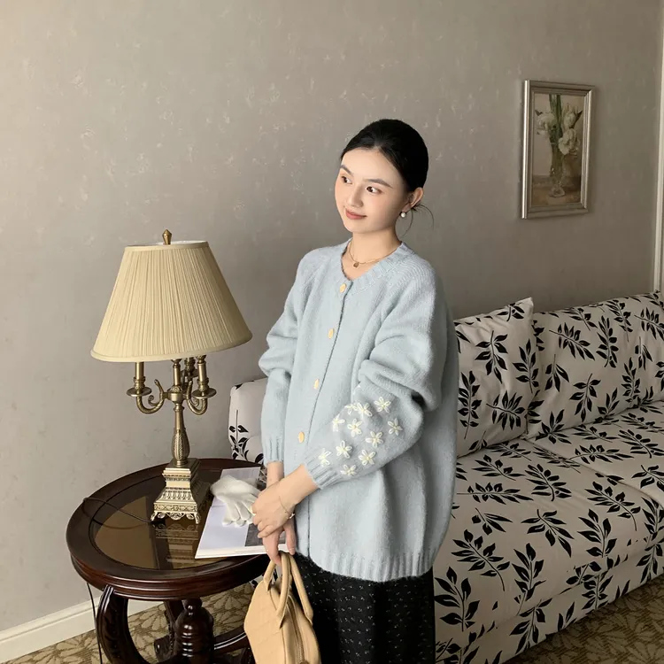ZMA孕妇装【袖口小花毛衣半裙套装】秋冬奶蓝色刺绣毛衣开衫碎花