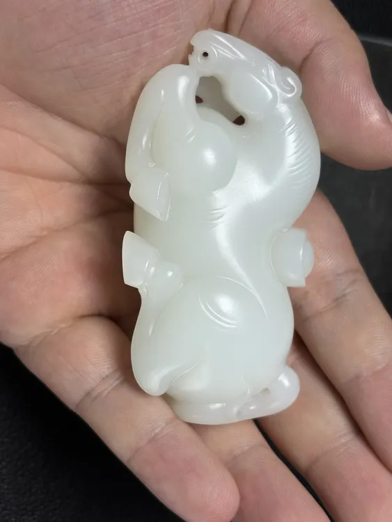 和田玉手把件马上有钱