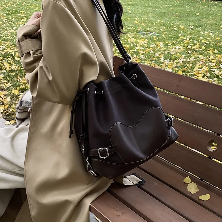 纯色桶包单根饺子包双肩包抽带水桶包腋下包做旧休闲百搭