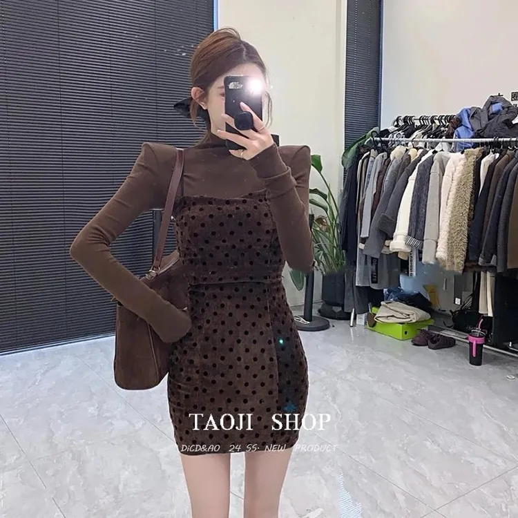法式波点丝绒吊带连衣裙女秋冬新款高级感气质修身显瘦包臀短裙子