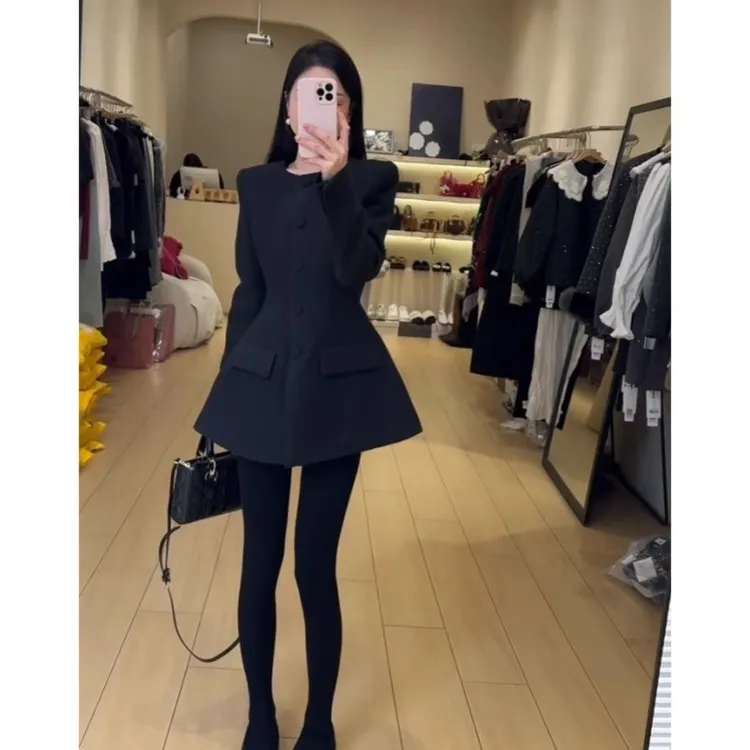 赫本风复古黑色西装毛呢外套女2025冬显瘦小香风沙漏腰呢子连衣裙