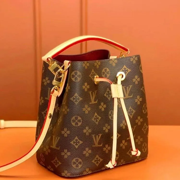 实物带标L水桶BB芯片新款真皮V抽绳单肩包时尚斜挎手提印花