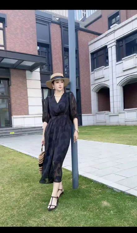 中袖提花超仙重工V领连衣裙女2025夏新款温柔风显瘦收腰长款裙子
