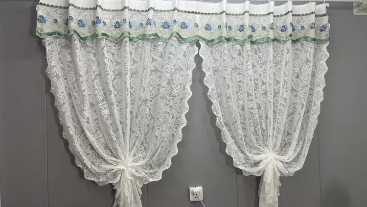 绿色帘头厨房窗帘宽度3米高度1.5米罗马杆模式，挂钩魔术贴