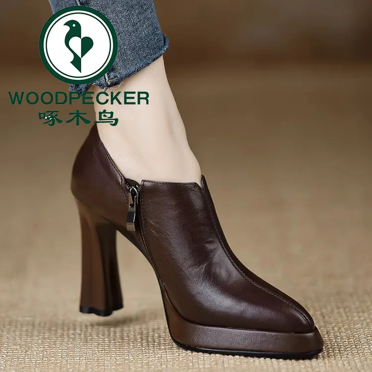 啄木鸟手工女鞋10cm高跟鞋2025款春秋防水台尖头拉链粗跟软皮单鞋