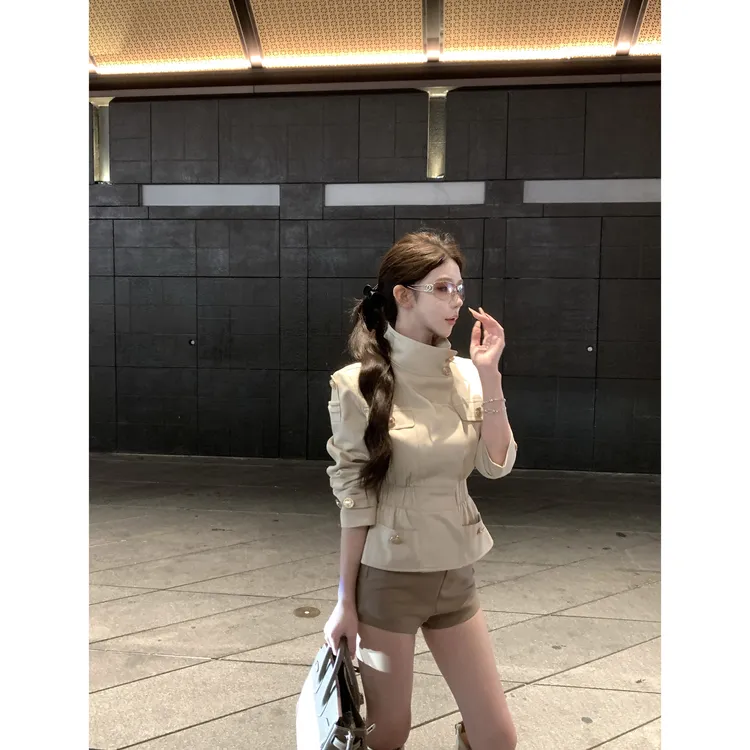 法式卡其色立领收腰两穿短外套女秋季高级感修身气质松紧腰上衣
