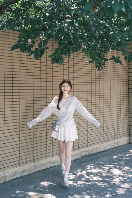 洋气衣服女秋季新款简约斜肩条纹长袖T恤女士时尚气质短裙套装