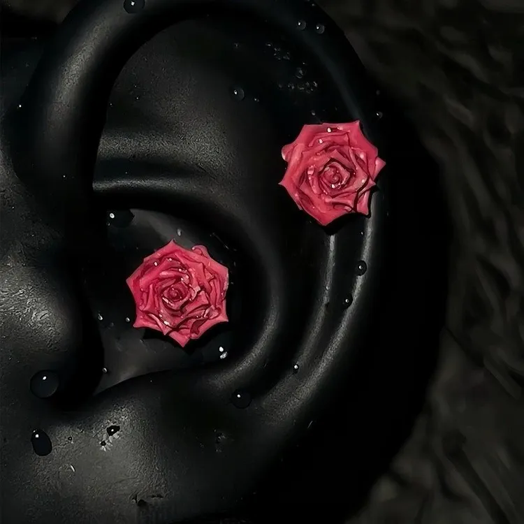 费洛蒙玫瑰!绝美红色软立体玫瑰耳骨钉超显白独特时尚钛钢耳骨钉