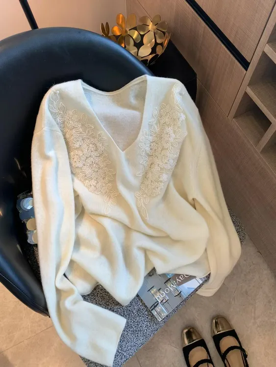法式气质V领重工钉珠长袖针织衫女秋季新款时尚百搭减龄显瘦上衣