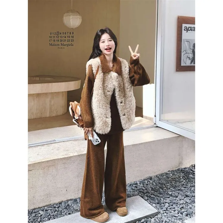 棕色皮毛一体羊羔毛马甲针织打底阔腿裤三件套女秋冬2025新款套装