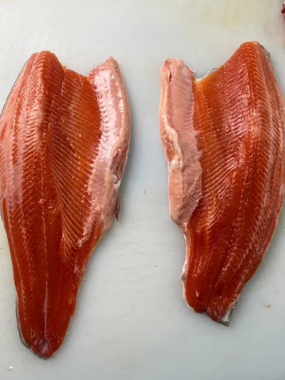 新疆三文鱼鱼柳，两片肉3斤，单片1.5斤，去骨去刺，冰鲜发货