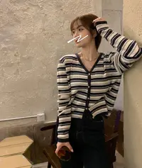 083款V领条纹针织衫秋季毛针织衫条纹常规款长袖短款上衣Y