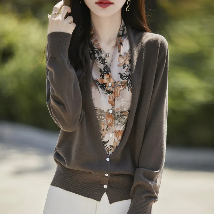 鄂尔多斯市100羊毛衫假两件针织衫碎花上衣V领春秋款打底衫毛衣女