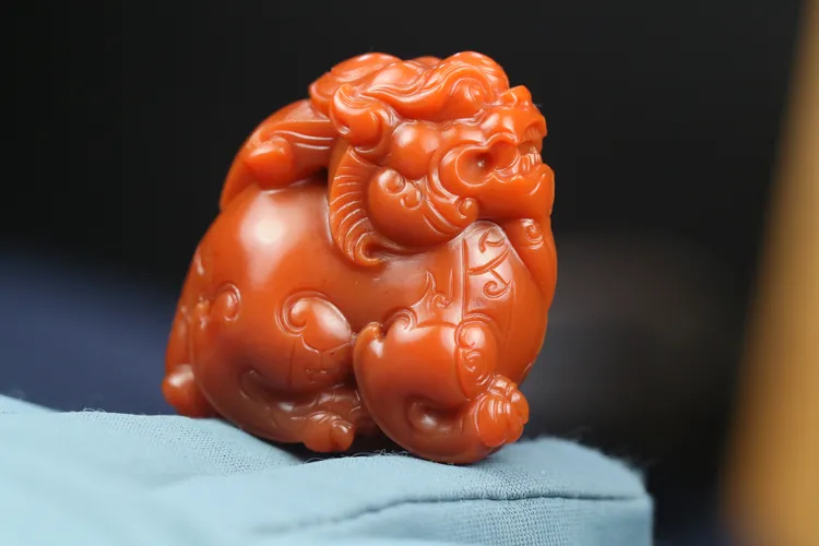 天然原矿保山原矿·大水沟苏工精雕望天吼挂件小摆色肉好款证齐全