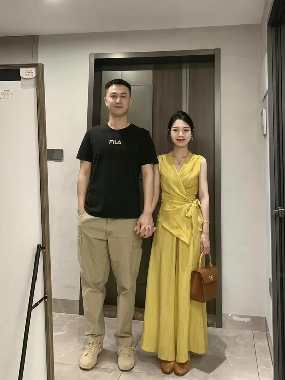 2025夏季新款韩系简约气质松弛迷雾黄收腰上衣阔腿裤两件套装