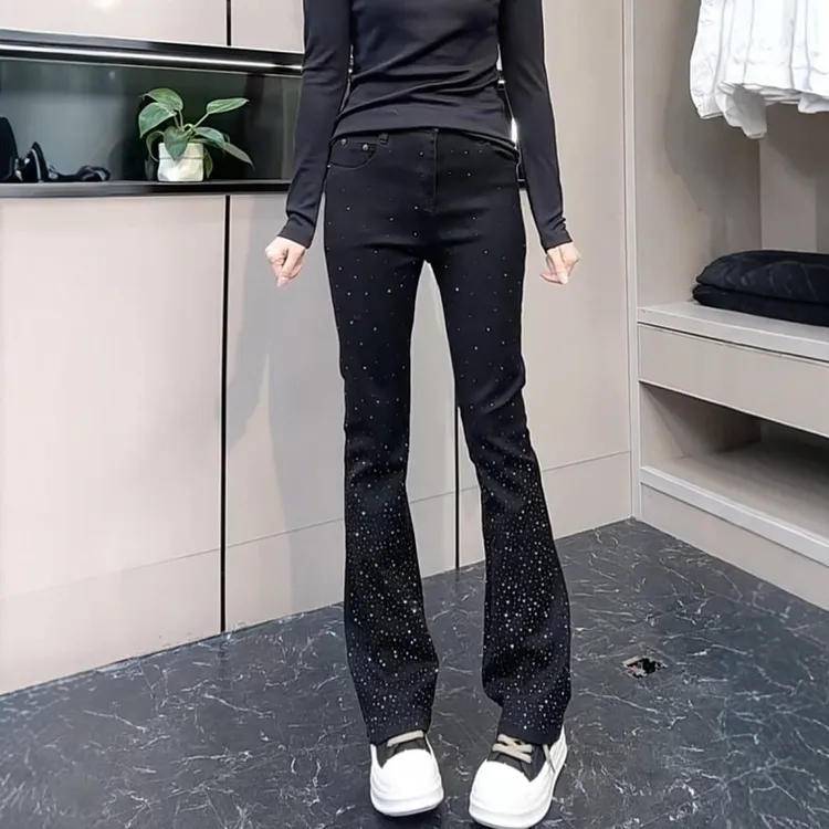 2026春季新款黑色时尚镶钻牛仔微喇裤大码女装高腰显瘦修身喇叭裤