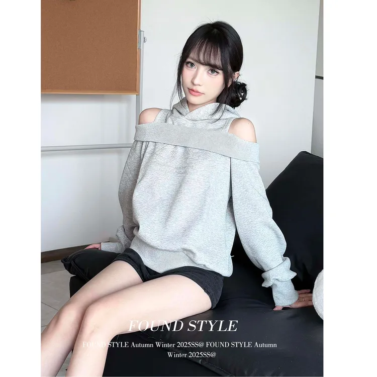 辛巴洛露肩连帽卫衣女秋季字母烫钻套头宽松显瘦假两件上衣潮