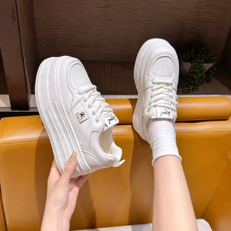 7.5厘米加绒厚底超轻小白鞋2025新款小个子增高时尚百搭休闲鞋
