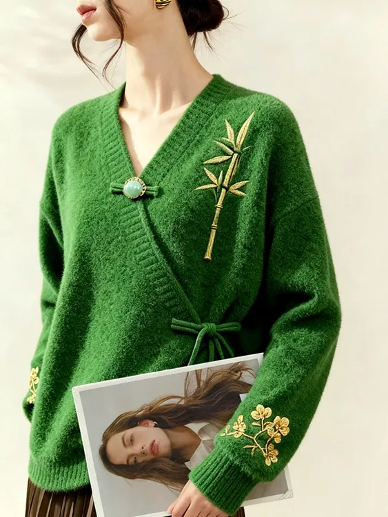 新中式国风V领绿色盘扣针织衫2025年冬季新款洋气减龄长袖上衣