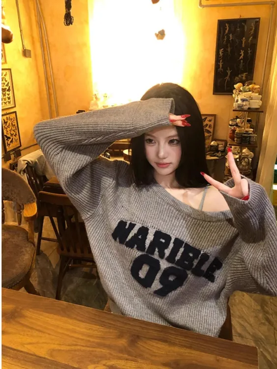 2025秋冬新款美式辣妹斜肩灰色字母毛衣卫衣女设计感露肩套头上衣