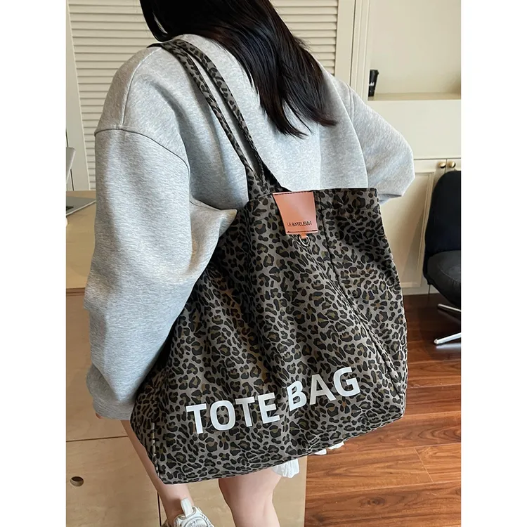 慵懒风豹纹帆布包女2025新款超火流行通勤单肩包休闲大容量托特包