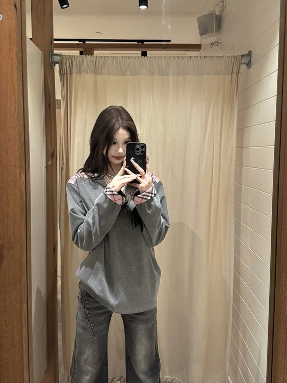 缪尔手记 桐款V领格纹拼接长袖T恤女宽松内搭打底衫上衣配牛仔裤