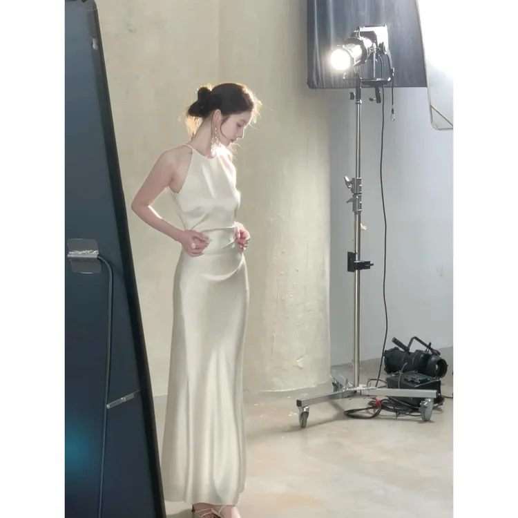 法式高级感缎面褶皱连衣裙2025夏季新款气质修身收腰显瘦包臀长裙