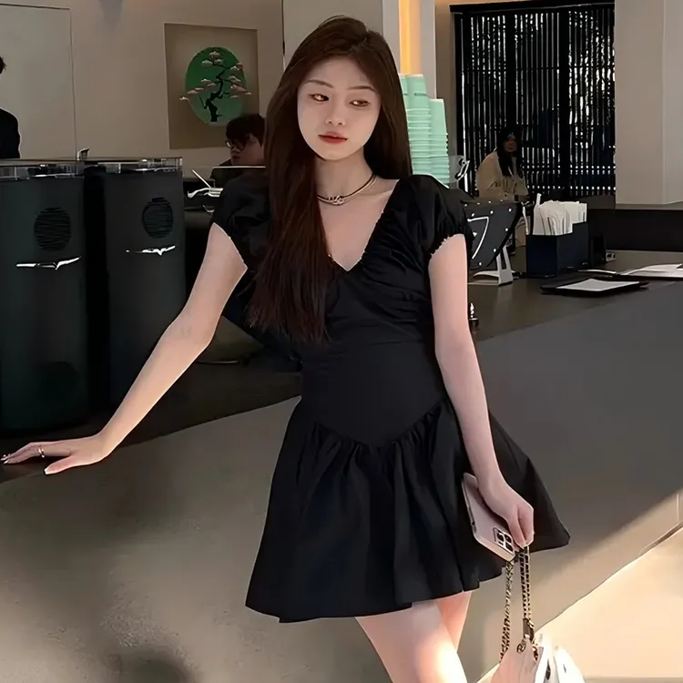 新款木耳边减龄显瘦泡泡袖连衣裙夏季气质设计感短裙小黑裙D1670